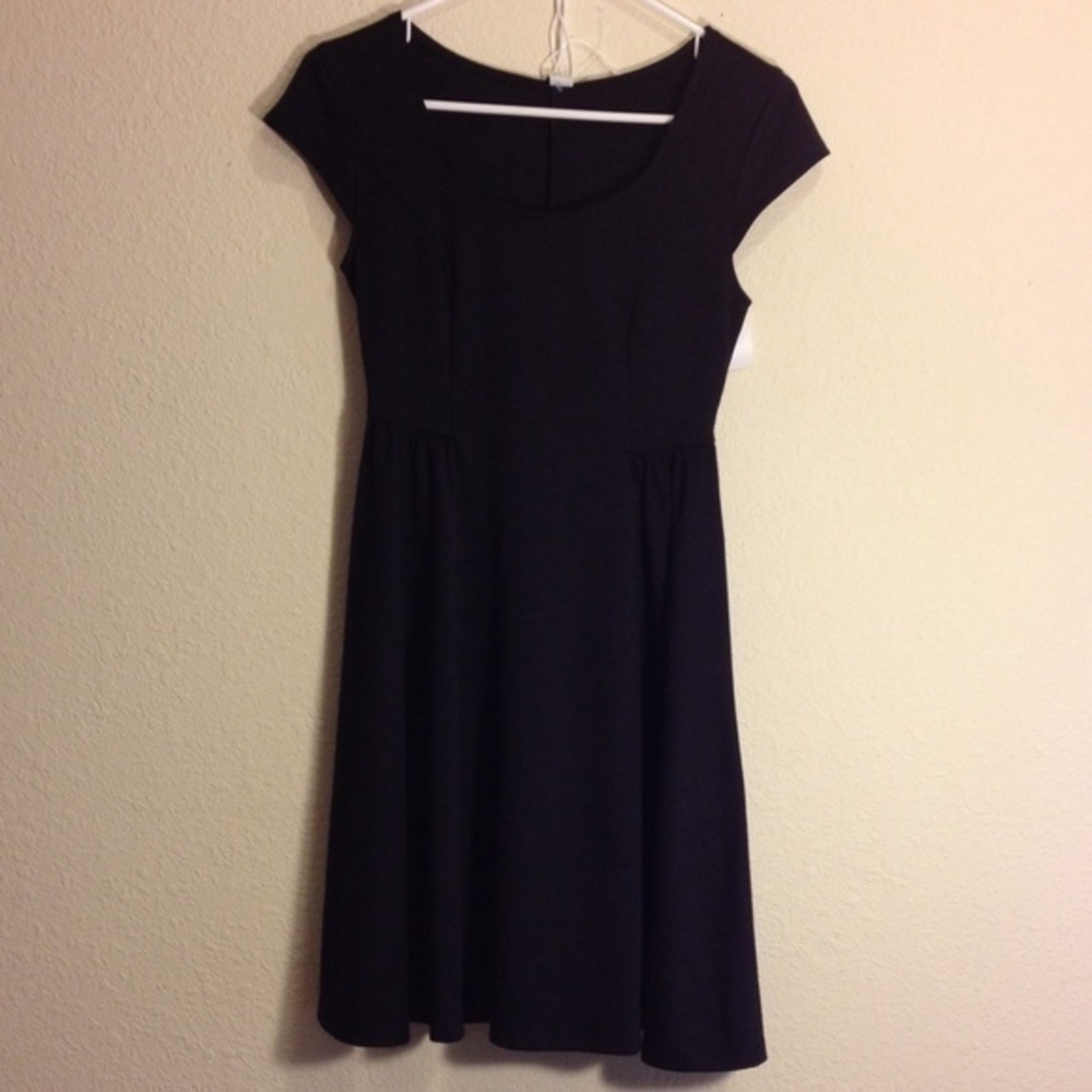 Old Navy Black Fit and flare feminine dress XS